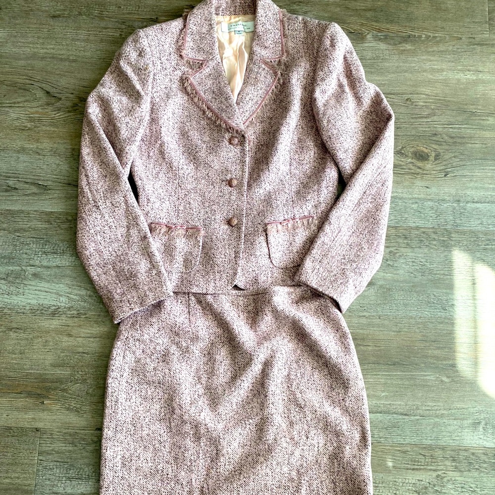 TAHARI skirt suit. Size 6